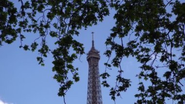 PARIS, FRANCE - 30 Nisan 2019, baharda gün batımında Eyfel Kulesi. Düzenleme için nötr düz renk videosu. Fransa 'nın en popüler turistik yeri. Champ de Mars 'ta güzel bir Fransız kulesi, 5 Avenue Anatole France