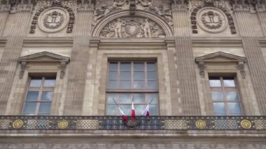 Paris,Fransa-30 Nisan,2019: Paris şehir merkezinde dünyaca ünlü Louvre Müzesi. Avrupa'da kültür turizmi için France.Travel hedef en popüler turistik dönüm noktası.Ancient French sanat galerisi 