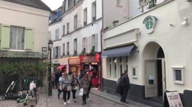 Paris,Fransa-30 Nisan,2019:Gün batımında ünlü Monmartre Tepesi'nde dolaşan turistler. Paris.Popular turizm avrupa'da turizm için popüler turistik Mon Martre sokaklarında Güzel alacakaranlık aydınlatma 