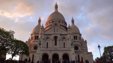 Paris,Fransa-30 Nisan,2019: Gün batımında Monmartre kilisesi. Paris'te Dünyaca ünlü simge sel ilçe Monmartr güzel beyaz taş Katolik tapınağı.Fransa'da Popüler turistik seyahat yeri 