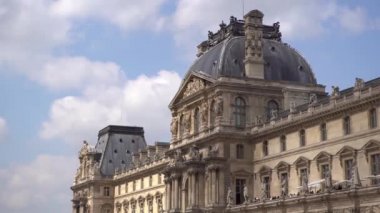 Paris,Fransa-30 Nisan,2019: Paris şehir merkezinde dünyaca ünlü Louvre Müzesi. Avrupa'da kültür turizmi için France.Travel hedef en popüler turistik dönüm noktası.Ancient French sanat galerisi