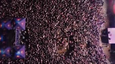 Kiev-25 Mayıs,2019: Yaz müzik festivali kalabalık gece ünlü DJ parti. Radyo Günü Festivali olay havadan drone kamera ile yukarıdan vuruldu. Gençler için popüler eğlence etkinliği