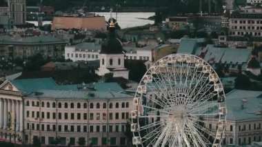 Kiev, Ukrayna : Kiev'in merkezinde ki Podil ilçesi. Feribot Tekerleği ile gün batımında güzel panorama manzara 