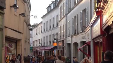 Paris,Fransa-30 Nisan,2019:Monmartre semt sokakları gün batımında. Bahar akşamı alacakaranlıkta Paris'te popüler turistik dönüm noktası. Ünlü Mon Martre Hill sokak uluslararası turistler ile kalabalık