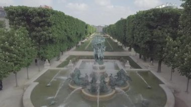 Paris,Fransa-30 Nisan,2019: Marco Polo Garden'ın Avenue de lobservatoire üzerinde havadan drone videosu,Paris'in merkezindeki Port Royal & Luxembourg Garden arasında.Fransa'nın başkenti popüler turistik yer 