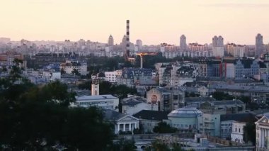 Kiev, Ukrayna : Kiev'in merkezinde ki Podil ilçesi. Feribot Tekerleği ile gün batımında güzel panorama manzara 