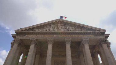 Paris, Fransa-30 Nisan 2019: Pantheon, 1765 yılında Jacques-Germain Soufflot tarafından inşa edilen Paris'teki Latin Mahallesi'nde inşa edildi. Ünlü dini Fransız simgelerinden biri olan neoklasizmde tasarlanmış ünlü masoleum