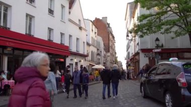 Paris,Fransa-30 Nisan,2019:Monmartre semt sokakları gün batımında. Bahar akşamı alacakaranlıkta Paris'te popüler turistik dönüm noktası. Ünlü Mon Martre Hill sokak uluslararası turistler ile kalabalık