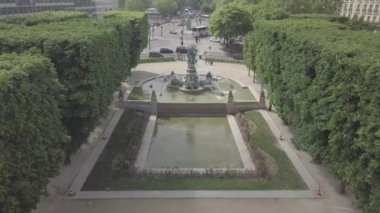 Paris,Fransa-30 Nisan,2019:Fontaine Des Quatre Parties Du Monde'un Avenue de lobservatoire'deki Marco Polo Garden'daki insansız hava aracı görüntüleri. Jean-Baptiste Carpeaux tarafından 1874 yılında güzel antik çeşme 