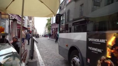 Paris,Fransa-30 Nisan,2019:Monmartre semt sokakları gün batımında. Bahar akşamı alacakaranlıkta Paris'te popüler turistik dönüm noktası. Ünlü Mon Martre Hill sokak uluslararası turistler ile kalabalık