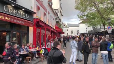 Paris,Fransa-30 Nisan,2019:Gün batımında ünlü Monmartre Tepesi'nde dolaşan turistler. Paris.Popular turizm avrupa'da turizm için popüler turistik Mon Martre sokaklarında Güzel alacakaranlık aydınlatma 
