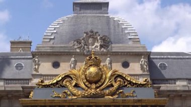 Paris,Fransa-30 Nisan,2019: Paris şehir merkezinde dünyaca ünlü Louvre Müzesi. Avrupa'da kültür turizmi için France.Travel hedef en popüler turistik dönüm noktası.Ancient French sanat galerisi 