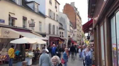 Paris,Fransa-30 Nisan,2019:Gün batımında ünlü Monmartre Tepesi'nde dolaşan turistler. Paris.Popular turizm avrupa'da turizm için popüler turistik Mon Martre sokaklarında Güzel alacakaranlık aydınlatma 