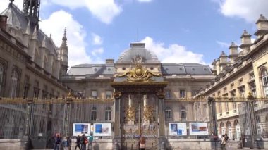 Paris,Fransa-30 Nisan,2019: Paris şehir merkezinde dünyaca ünlü Louvre Müzesi. Avrupa'da kültür turizmi için France.Travel hedef en popüler turistik dönüm noktası.Ancient French sanat galerisi 