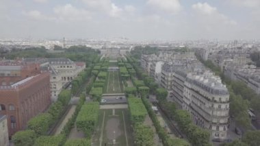 Paris,Fransa-30 Nisan,2019: Marco Polo Garden'ın Avenue de lobservatoire üzerinde havadan drone videosu,Paris'in merkezindeki Port Royal & Luxembourg Garden arasında.Fransa'nın başkenti popüler turistik yer 