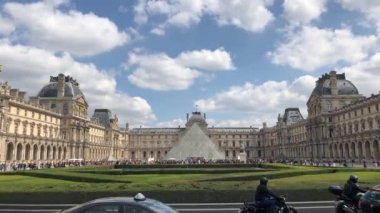 Paris,Fransa-30 Nisan,2019:En ünlü Fransız simgesi - Louvre Museum.Footage güzel müze kompleksi, çeşme ve cam inşaat dünyanın dört bir yanından gelen turist kalabalığı ile çevrili 