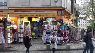 Paris,Fransa-30 Nisan,2019:Gün batımında ünlü Monmartre Tepesi'nde dolaşan turistler. Paris.Popular turizm avrupa'da turizm için popüler turistik Mon Martre sokaklarında Güzel alacakaranlık aydınlatma 
