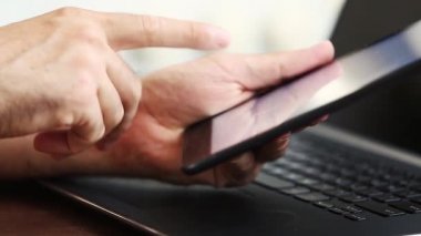 Adam tablet pc parmak izi ile dijital belge sings. Serbest çalışan işadamı mobil cihazda parmak izi ile sözleşme söylüyor. Her zaman bağlı kalın, internet bağlantısı ile her yerden çalışın