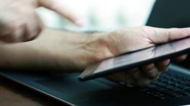 Adam tablet pc parmak izi ile dijital belge sings. Serbest çalışan işadamı mobil cihazda parmak izi ile sözleşme söylüyor. Her zaman bağlı kalın, internet bağlantısı ile her yerden çalışın
