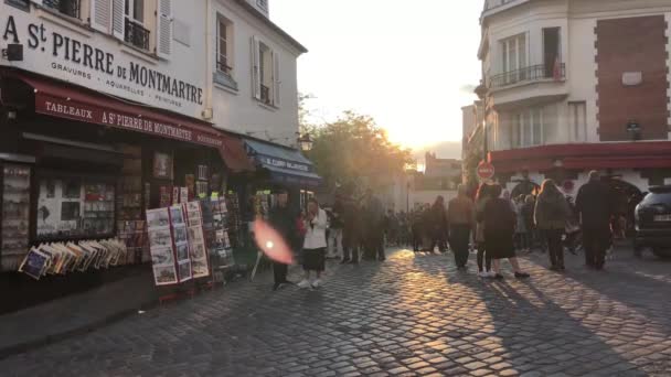 Párizs Franciaország Április 2019 Turisták Járkálni Híres Monmartre Hill Naplementekor — Stock videók