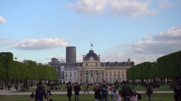 Trädgård Med Folk Och Historisk Byggnad Paris Frankrike — Stockvideo