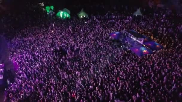 キエフ 2019 夏の音楽祭の群衆は夜に有名なDjにパーティー 空中ドローンカメラで上空から撮影したラジオデーフェスティバルイベント 青少年に人気のエンターテイメントイベント — ストック動画