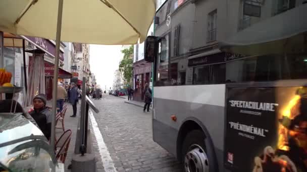 フランス 2019年4月30日 日没時のモンマルトル地区の通り 春の夕暮れ時にパリで人気の観光名所 有名なモンマートルヒル通りは 外国人観光客で混雑 — ストック動画