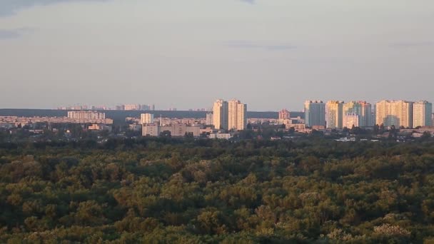 キエフ ウクライナ 2019年7月3日 キエフ市の緑豊かな住宅街に美しい夕日 キエフの木々や公園に囲まれる新しい複数階建ての家 — ストック動画