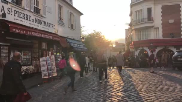 Párizs Franciaország Április 2019 Turisták Járkálni Híres Monmartre Hill Naplementekor — Stock videók