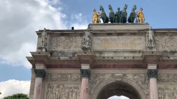 フランス 2019年4月30日 パリの中心部にトライアンフアーチ 最も有名なフランスのランドマークの一つ ヨーロッパの文化観光のためのフランスのRepublic Travelの目的地で人気の観光 — ストック動画