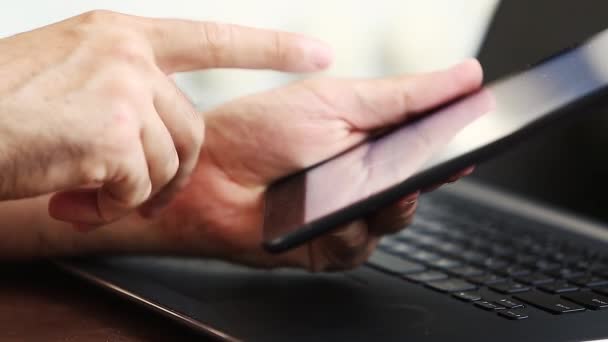 男人在平板电脑上用指纹唱数字文档 自由职业者的歌唱合同用手指打印在移动设备上 始终保持连接 随时随地使用互联网连接 — 图库视频影像