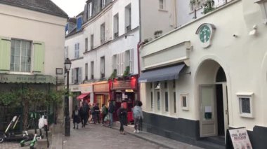 Paris,Fransa-30 Nisan,2019:Gün batımında ünlü Monmartre Tepesi'nde dolaşan turistler. Paris.Popular turizm avrupa'da turizm için popüler turistik Mon Martre sokaklarında Güzel alacakaranlık aydınlatma 