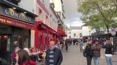 Paris,Fransa-30 Nisan,2019:Gün batımında ünlü Monmartre Tepesi'nde dolaşan turistler. Paris.Popular turizm avrupa'da turizm için popüler turistik Mon Martre sokaklarında Güzel alacakaranlık aydınlatma 