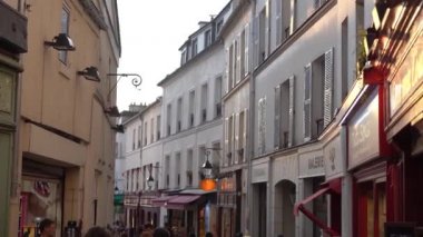 Paris,Fransa-30 Nisan,2019:Monmartre semt sokakları gün batımında. Bahar akşamı alacakaranlıkta Paris'te popüler turistik dönüm noktası. Ünlü Mon Martre Hill sokak uluslararası turistler ile kalabalık