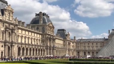 Paris,Fransa-30 Nisan,2019:En ünlü Fransız simgesi - Louvre Museum.Footage güzel müze kompleksi, çeşme ve cam inşaat dünyanın dört bir yanından gelen turist kalabalığı ile çevrili 