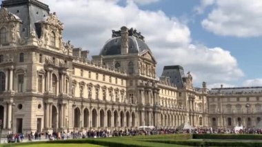 Paris,Fransa-30 Nisan,2019:En ünlü Fransız simgesi - Louvre Museum.Footage güzel müze kompleksi, çeşme ve cam inşaat dünyanın dört bir yanından gelen turist kalabalığı ile çevrili 