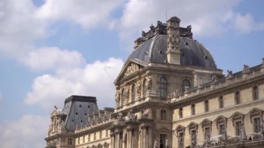 Paris,Fransa-30 Nisan,2019: Paris şehir merkezinde dünyaca ünlü Louvre Müzesi. Avrupa'da kültür turizmi için France.Travel hedef en popüler turistik dönüm noktası.Ancient French sanat galerisi