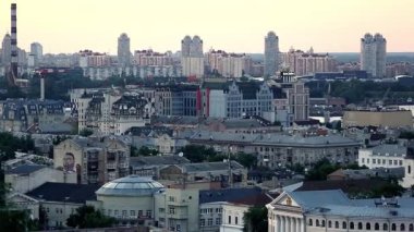 Kiev, Ukrayna : Kiev'in merkezinde ki Podil ilçesi. Feribot Tekerleği ile gün batımında güzel panorama manzara 