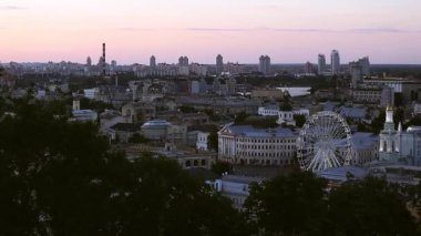 Kiev, Ukrayna : Kiev'in merkezinde ki Podil ilçesi. Feribot Tekerleği ile gün batımında güzel panorama manzara 