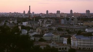 Kiev, Ukrayna : Kiev'in merkezinde ki Podil ilçesi. Feribot Tekerleği ile gün batımında güzel panorama manzara 