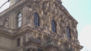 Paris,Fransa-30 Nisan,2019: Paris şehir merkezinde dünyaca ünlü Louvre Müzesi. Avrupa'da kültür turizmi için France.Travel hedef en popüler turistik dönüm noktası.Ancient French sanat galerisi