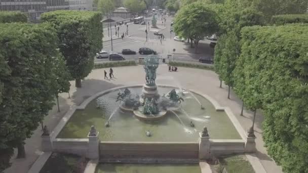 法国巴黎 2019年4月30日 在马可波罗花园的 在广场大道的丰塔因 夸特雷派对杜 蒙德的无人机镜头 美丽的古代喷泉在1874年由让 巴蒂斯特 卡佩奥 — 图库视频影像