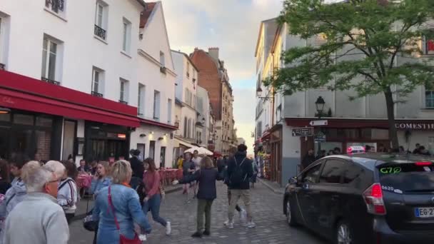 Párizs Franciaország Április 2019 Turisták Járkálni Híres Monmartre Hill Naplementekor — Stock videók