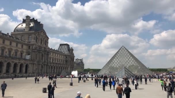 フランス 2019年4月30日 最も有名なフランスのランドマーク ルーブル美術館 美しい博物館の複合体の映像 噴水やガラスの建設は 世界中からの観光客の群衆に囲まれています — ストック動画