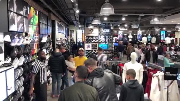 París Francia Abril 2019 Popular Tienda Ropa Calzado Deportivo Elysian — Vídeos de Stock