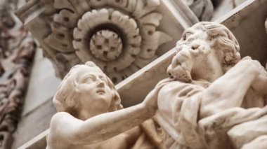 Güzel Duomo di Milano yakından. Beyaz mermer taş heykeller ve heykeller Milan 'ın merkezindeki antik Katolik kilisesinin dış tasarımı. Gotik mimari tarzı detaylar.