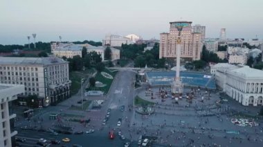 Kiev 'de gece Bağımsızlık Meydanı veya Maidan Nezalezhnosti üzerinde çeşmeler
