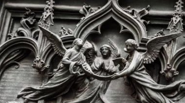 Yakın yukarı güzel Duomo di Milano demir kapılar dekor. Italya 'da Milano şehir merkezinde Antik Katolik kilise dış tasarım İsa Mesih & diğer rakamlar. Gotik mimarisi tarzı detayları