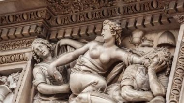 Güzel Duomo di Milano yakından. Beyaz mermer taş heykeller ve heykeller Milan 'ın merkezindeki antik Katolik kilisesinin dış tasarımı. Gotik mimari tarzı detaylar.