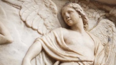 Güzel Duomo di Milano yakından. Beyaz mermer taş heykeller ve heykeller Milan 'ın merkezindeki antik Katolik kilisesinin dış tasarımı. Gotik mimari tarzı detaylar.